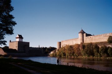Van Sjundorovo naar Narva - vrieskou. Twee forten in Narva