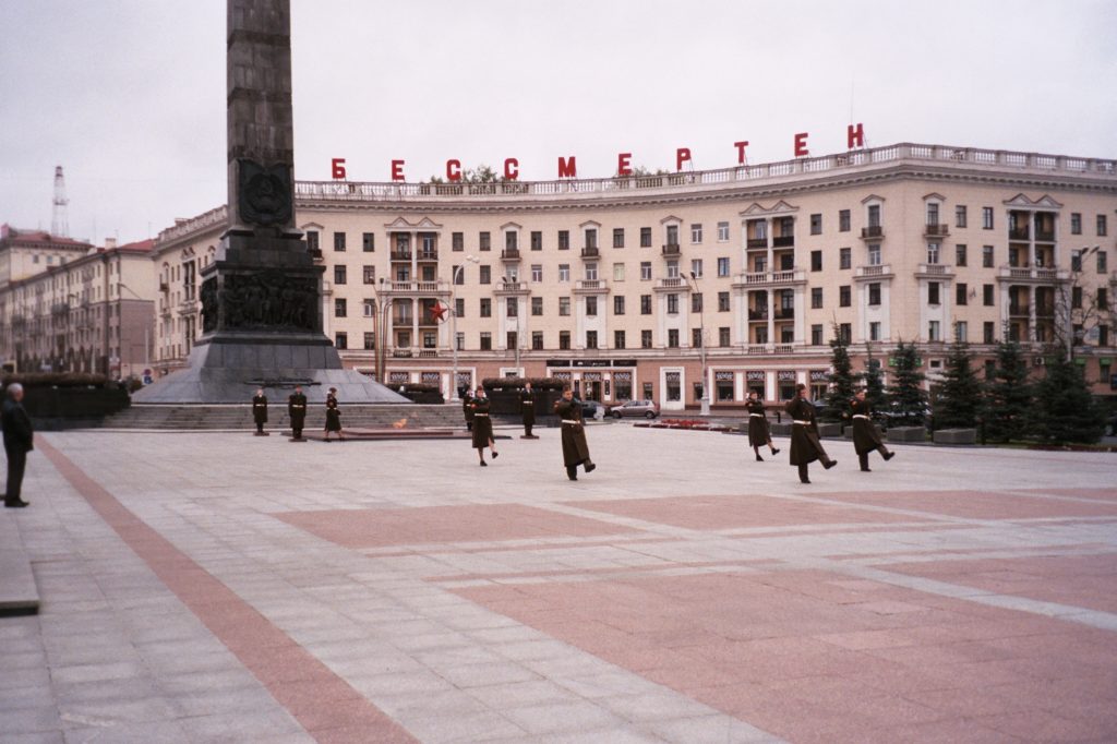 Minsk - staatscircus - soldaten op overwinningsplein