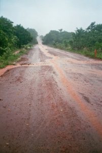 Fietsen door de regen in Burkina Faso